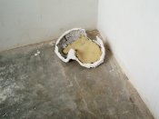 V ROHU, 2006, sádra, molitan, barva, 28x20x10 cm